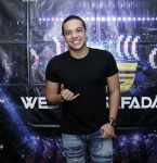 Após chamar cabeleireiro em casa, Wesley Safadão desiste de cortar cabelos compridos