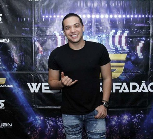 Após chamar cabeleireiro em casa, Wesley Safadão desiste de cortar cabelos compridos