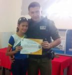 Polá­cia Militar forma alunos do EEOB no Programa de educação e resistência á s drogas.