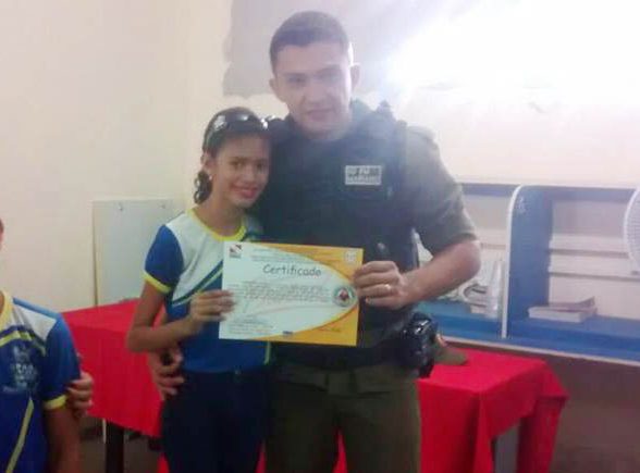 Polá­cia Militar forma alunos do EEOB no Programa de educação e resistência á s drogas.