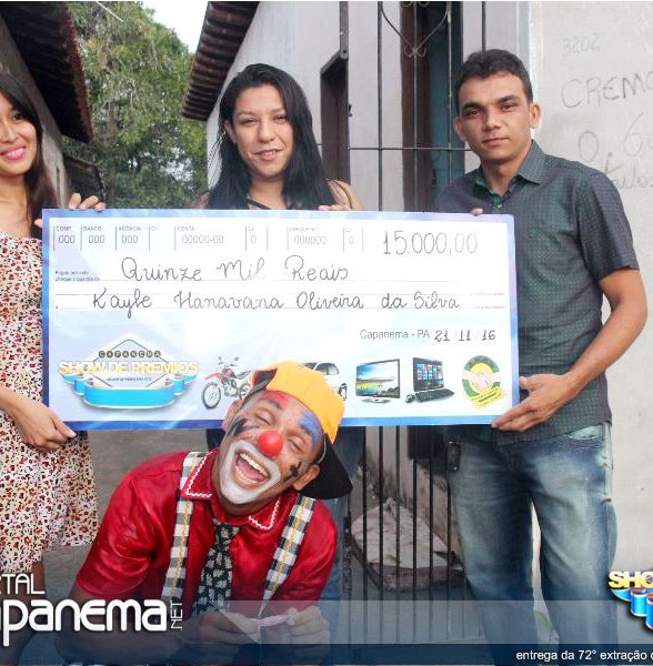 Entrega do prêmio de 15mil na 72Â° extração do Capanema show de prêmios.