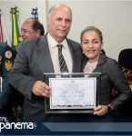 Vereadora Walmicelia Moraes entrega tá­tulo de Honra ao Mérito para Prefeito Chico Neto