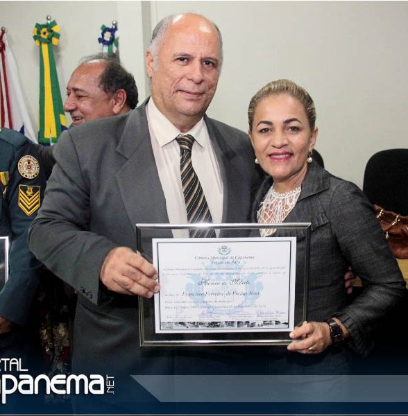 Vereadora Walmicelia Moraes entrega tá­tulo de Honra ao Mérito para Prefeito Chico Neto