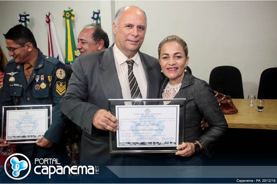 Vereadora Walmicelia Moraes entrega tá­tulo de Honra ao Mérito para Prefeito Chico Neto