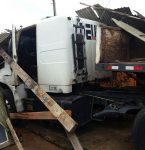 Caminhão invade casa em Capanema