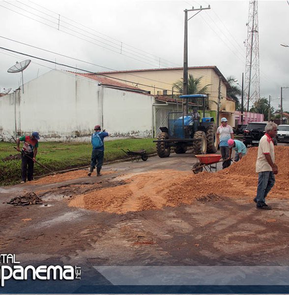 Prefeito Chico Neto Acompanha Recuperação de Rua no Bairro 3 de Maio