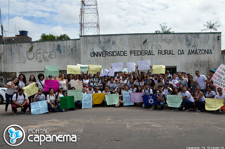 Estudantes de Capanema fazem manifestação pelo fim da violência contra a mulher