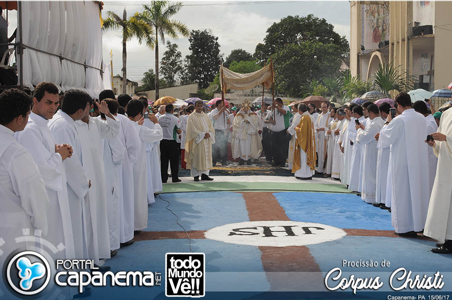 Capanema celebra 45 anos de Corpus Christi com tapete artá­stico