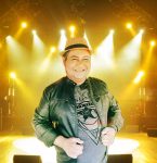 Junior Clí­via conta sua trajetória de 25 anos na música