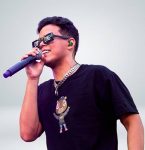 Cantor Felipe Amorim atingiu rosto de fã com fogos de artifá­cio e jovem vai precisar de um transplante.