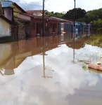 Moradores de Ourém usam canoa para escapar de enchente e cheia do Rio Guamá
