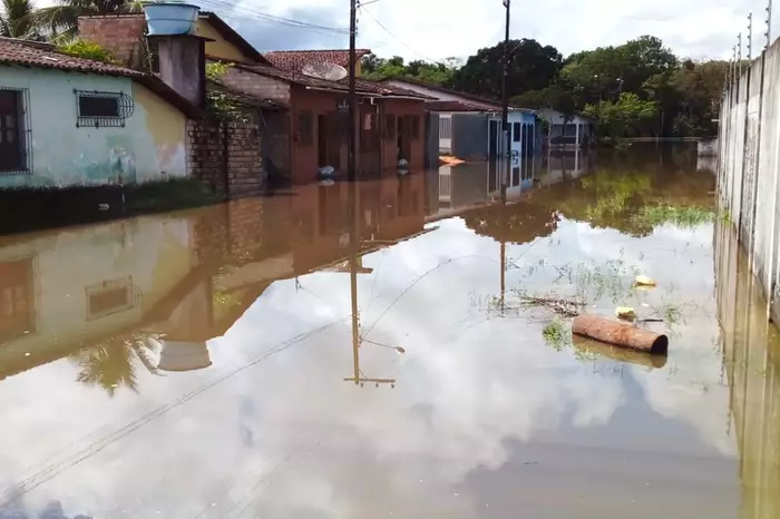 Moradores de Ourém usam canoa para escapar de enchente e cheia do Rio Guamá