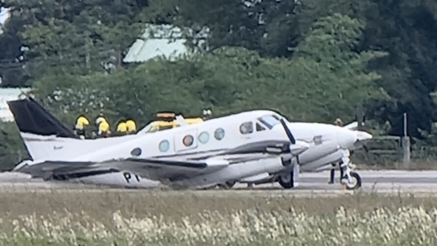 Avião de pequeno porte sofre acidente no aeroporto de Belém.