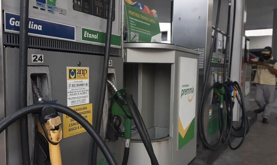 Gasolina aumenta pela terceira semana seguida, aponta ANP