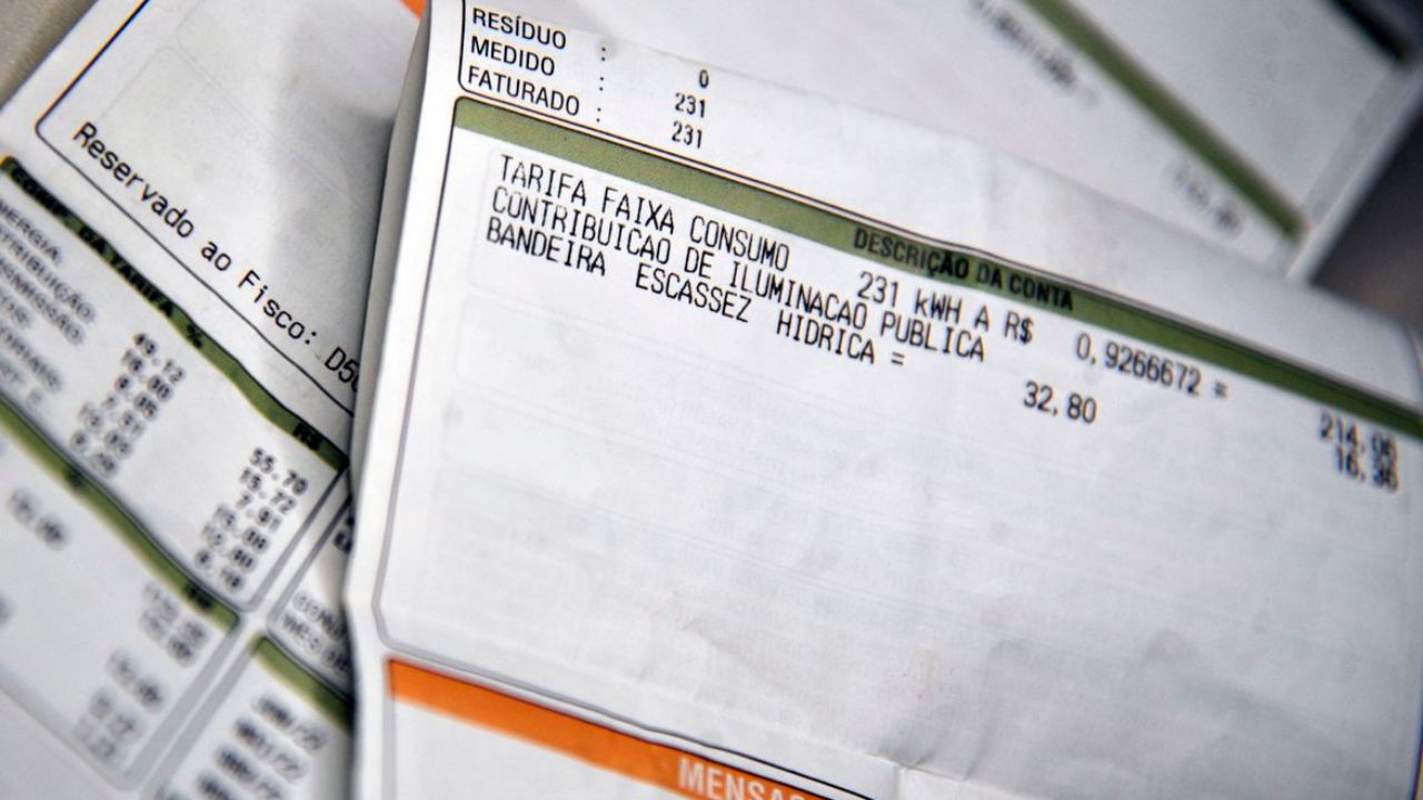 Conta de luz deve subir 5,6% em 2023, diz Aneel