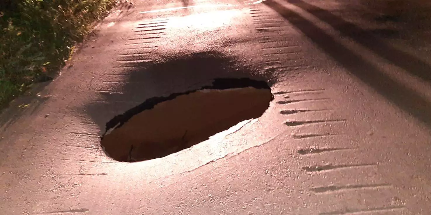 Cratera interdita rodovia que liga Barcarena e Abaetetuba