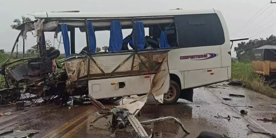 Micro-ônibus e caminhão colidem de frente na PA-150 em Nova Ipixuna; pelo menos 3 pessoas morreram