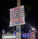 Jovem apela a pedido de desculpas com direito a faixa: “Não é o que você está pensando”