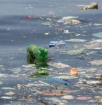 Mundo joga um caminhão de lixo, por minuto, nos oceanos