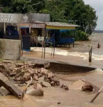 Em Outeiro, maré alta destrói obra e moradores sofrem com a falta de saneamento