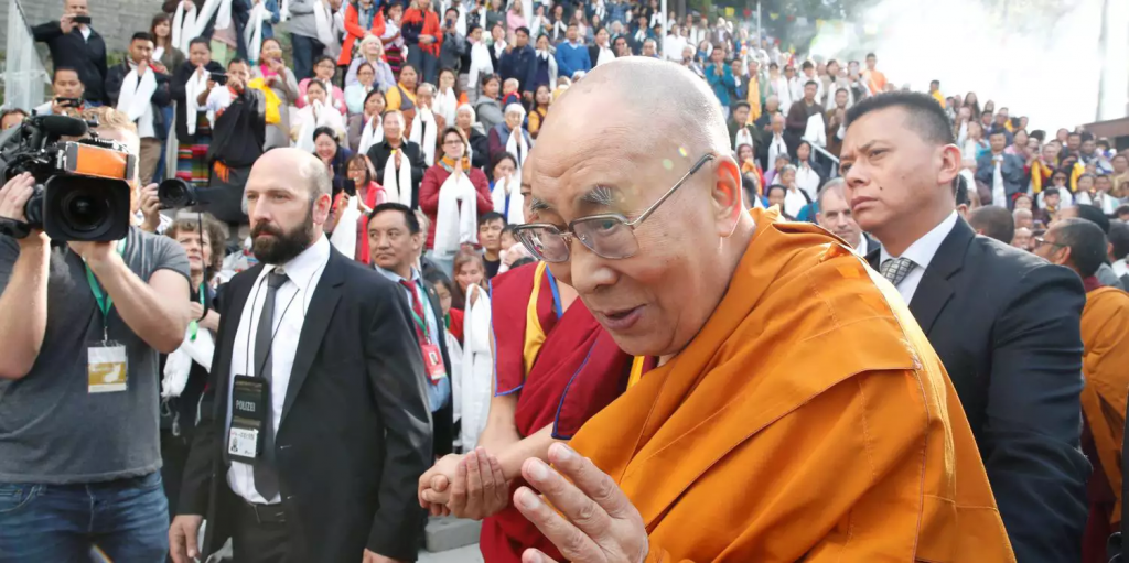 Quem é Dalai Lama: conheça o líder espiritual budista envolvido em polêmica com criança