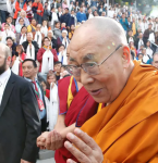 Quem é Dalai Lama: conheça o líder espiritual budista envolvido em polêmica com criança
