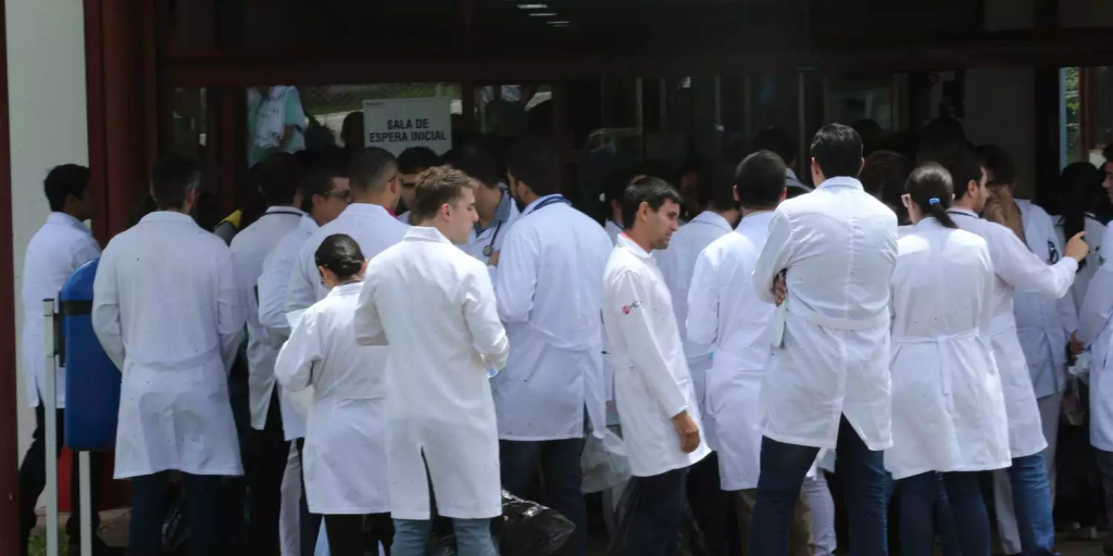 MEC deve autorizar vagas para cursos de medicina só onde faltam médicos, diz ministro