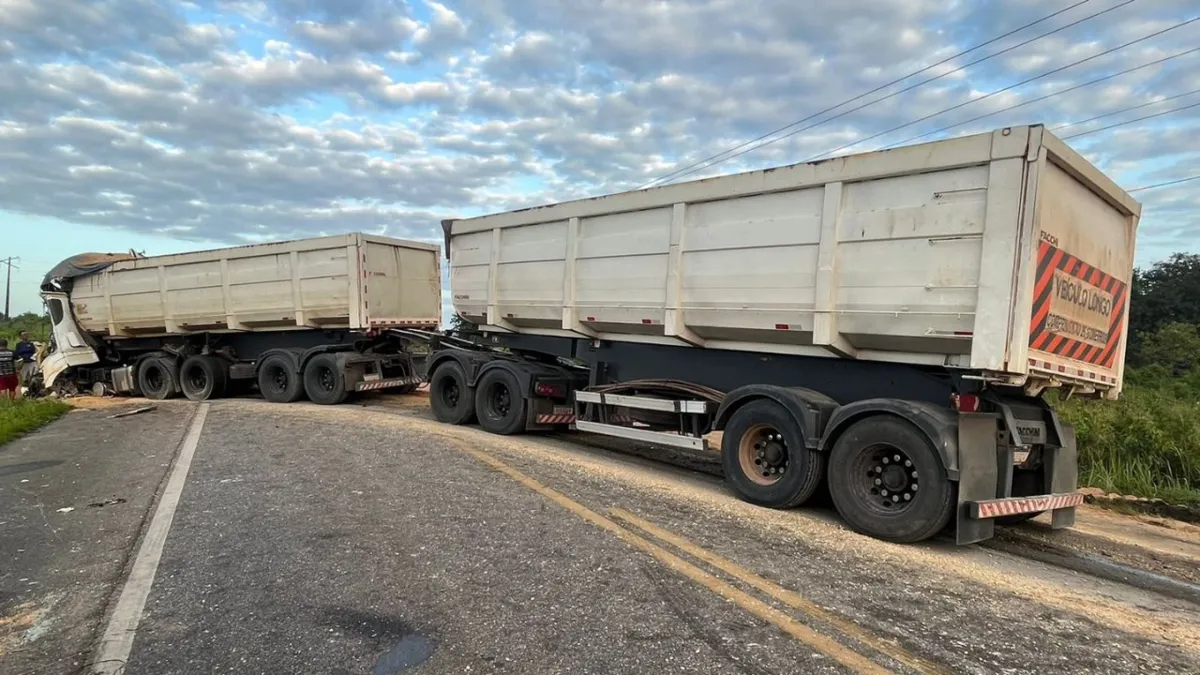 Colisão entre rodotrem e caçamba deixa um morto na BR-316