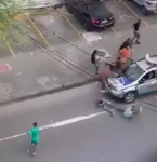 Viatura da PM atropela homens que brigavam no meio da rua em Recife;