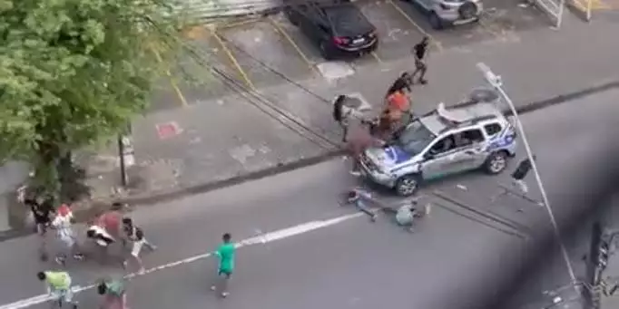 Viatura da PM atropela homens que brigavam no meio da rua em Recife;