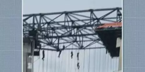 Operários ficam pendurados no topo de um prédio a 140 metros de altura após acidente em construção