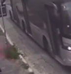 Mulher sofre importunação sexual e é salva por motorista de ônibus que presenciou o crime