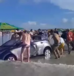 Carros são ‘engolidos’ pela maré alta na praia do Atalaia