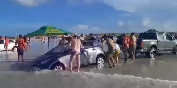 Carros são ‘engolidos’ pela maré alta na praia do Atalaia