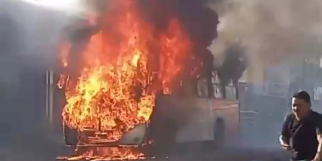 Ônibus pega fogo em Ananindeua na manhã desta quarta-feira