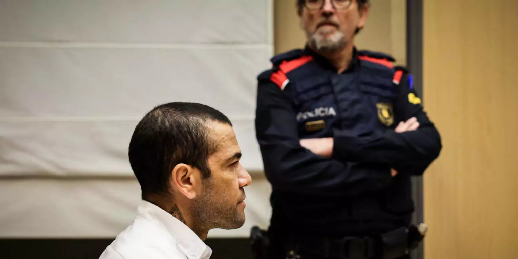 Daniel Alves: Justiça da Espanha concede liberdade provisória sob fiança para o ex-jogador
