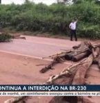 Caminhão arrasta bloqueio feito por indígenas Munduruku na BR-230, no Pará