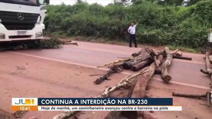Caminhão arrasta bloqueio feito por indígenas Munduruku na BR-230, no Pará