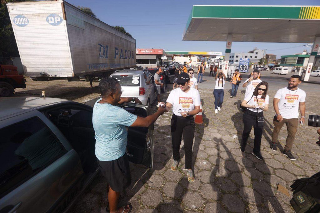 Consumidores madrugam para comprar gasolina a R$ 2,99 em Belém; venda já começou