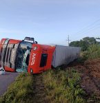 Após acidente entre carreta e caminhão, em São Miguel do Guamá, população saqueia carga de verdura