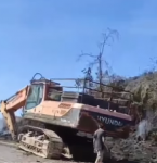 Escavadeira cai de veículo, atinge carro e motos e 4 pessoas morrem no sudeste do Pará