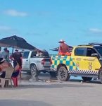 Viatura do Detran é usada para remover caminhonete atolada em praia de Salinópolis, no Pará