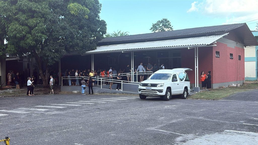 Famílias das vítimas de acidente com ônibus da UFPA aguardam chegada dos corpos na universidade