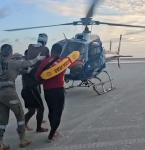 Pescador é resgatado após acidente dentro de barco em praia de Salinas