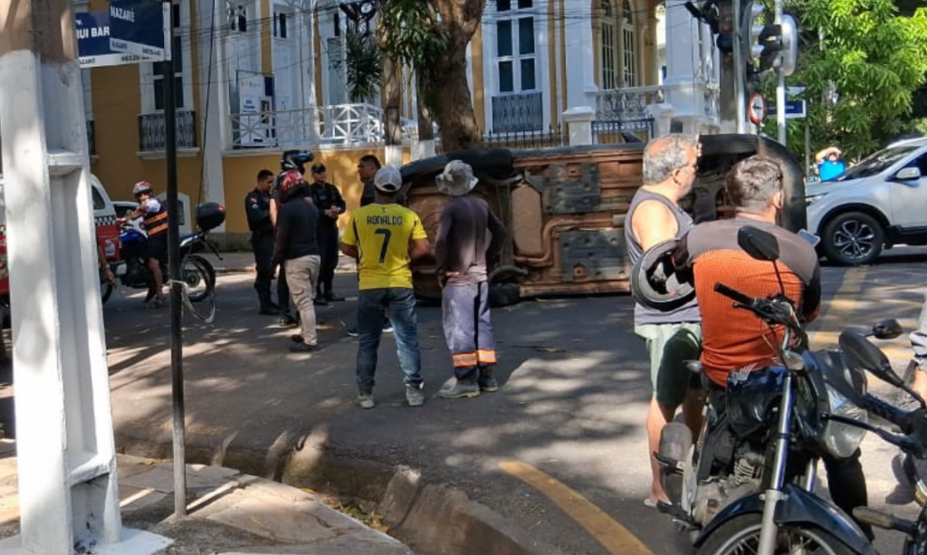 Carro capota e deixa uma pessoa ferida na avenida Nazaré, em Belém