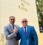 Claudionor e Jair repetem o clichê: a velha história da viagem a Brasília em busca de recursos.