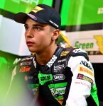 Piloto suíço sofre múltiplas paradas cardíacas e fratura exposta após grave acidente na Moto3