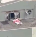 VÍDEO: Vizinhos chamam a polícia após flagrar crianças brincando no telhado de um prédio