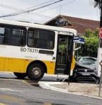 Ônibus e veículo oficial do Governo Federal sofrem acidente na avenida Almirante Barroso