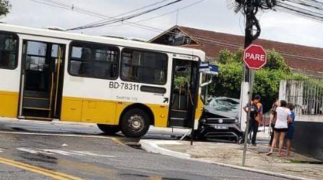 Ônibus e veículo oficial do Governo Federal sofrem acidente na avenida Almirante Barroso
